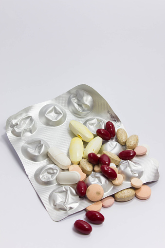 Traffico di oppioidi, sospesi un medico e farmacisti per prescrizioni illecite 